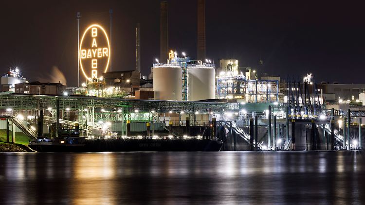 Das Logo des Pharmakonzerns leuchtet am Werk im Chemiepark Leverkusen.