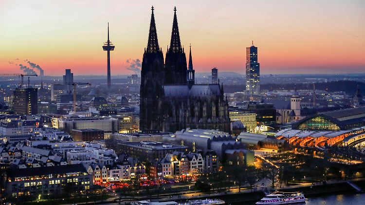 Steht seit 2022 unter Denkmalschutz: der Colonius-Turm (l.) in Köln.