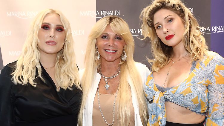 Pamela Bach-Hasselhoff (M.) mit ihren Töchtern Hayley (l.) und Taylor-Ann im September 2018. 