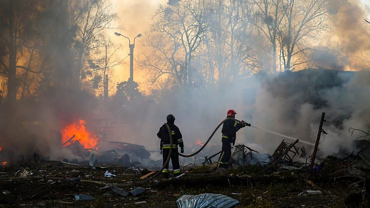 Alltägliche Schrecken in der Ukraine: Feuerwehrleute versuchen in Charkiw an diesem Freitag ein nach Angriffen ausgebrochenes Feuer zu löschen.