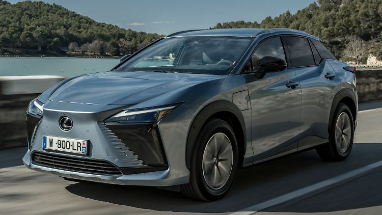 Eigentlich ist der Lexus RZ 300e ein angenehmes Reiseauto, doch die Etappen zwischen Ladestopps werden nicht sonderlich lang (im Bild RZ 450e).