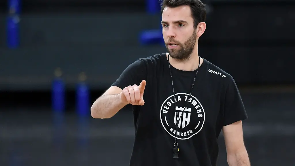 Trainer-Benka-Barloschky-der-Veolia-Towers-Hamburg-gibt-Anweisungen-im-Training