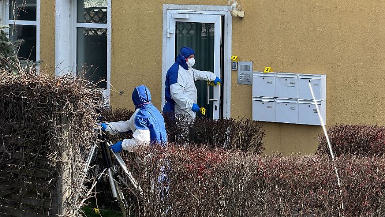 Kriminaltechniker sichern Spuren am Mehrfamilienhaus. 