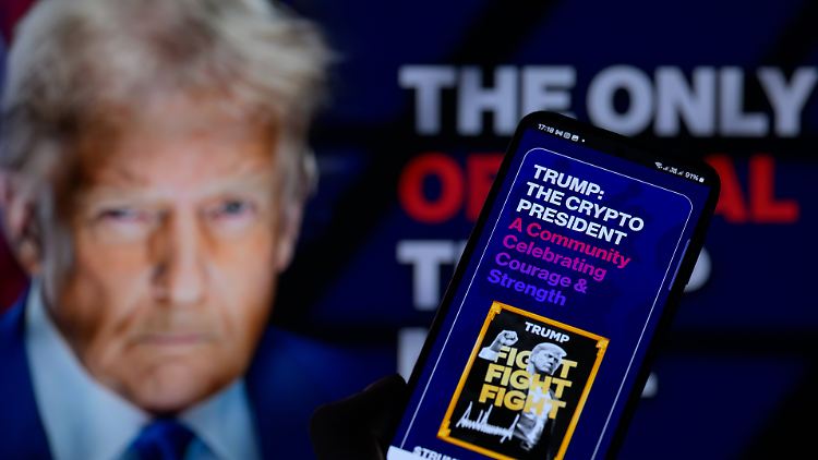 "Kämpft, Kämpft, Kämpft!", Trump bewirbt seine Kryptowährung mit seiner kämpferischen Geste nach dem Attentat auf ihn während des Wahlkampfs im vergangenen Sommer.