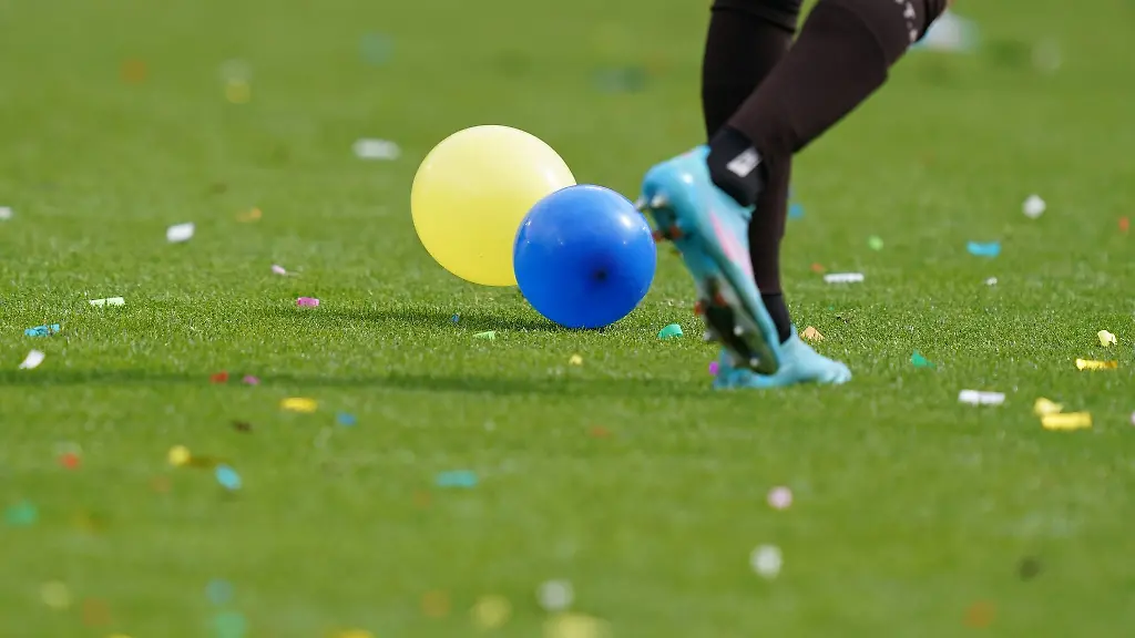 Blau-gelbe-Luftballons-wehen-ueber-den-Rasen-im-Millerntor-Stadion-des-FC-St-Pauli
