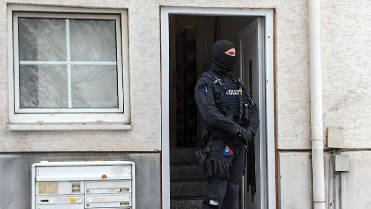 Ein Polizist bei einer Razzia bei Rechtsextremisten in Eisenbach im Dezember 2023. (Archivbild)
