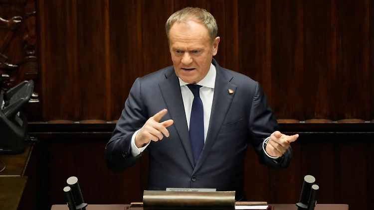 Donald Tusk spricht im Parlament in Warschau.