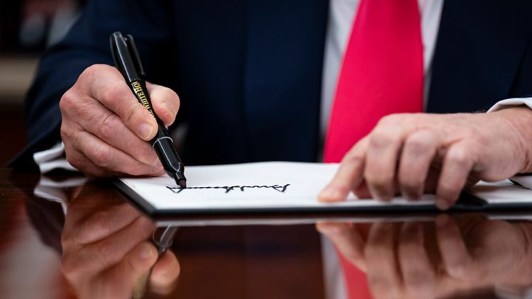 US-Präsident Trump unterschreibt einen Erlass. Ob er seinen Brief an den Iran unterschrieben hat, ist nicht bekannt.