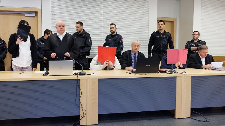 Drei der vier Angeklagten an einem Prozesstag im November 2024.