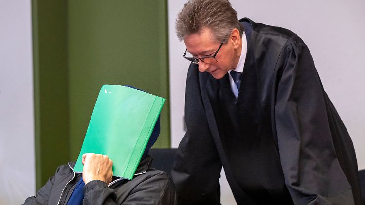 Der Angeklagte und sein Verteidiger zum Prozessauftakt Mitte Februar. 