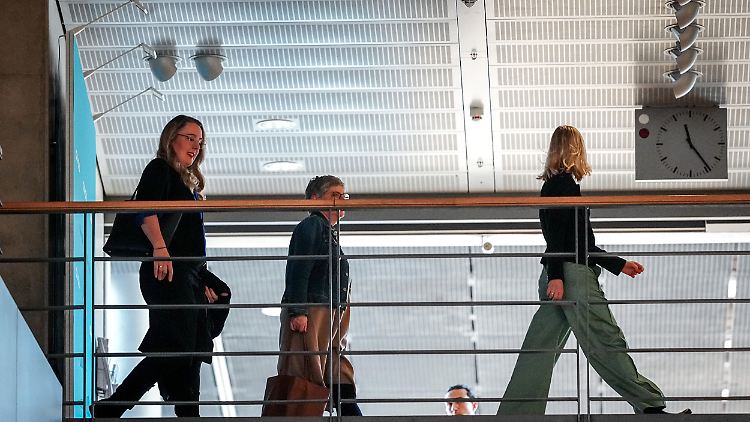 Die Grünen-Fraktionsvorsitzenden Katharina Dröge (l.) und Britta Haßelmann (M.) kommen aus dem Bürotrakt von Friedrich Merz.