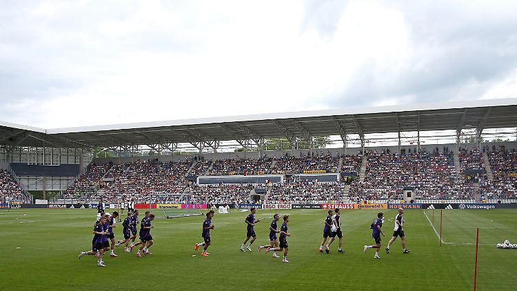 Auch sie durften die exzellenten Bedingungen ausprobieren: die DFB-Elf bei einem öffentlichen Training vor der Heim-EM 2024.