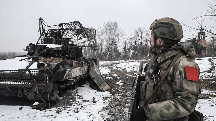 Ein Foto der russischen Staatsagentur TASS zeigt einen russischen Soldaten vor verlassenem Kriegsgerät.