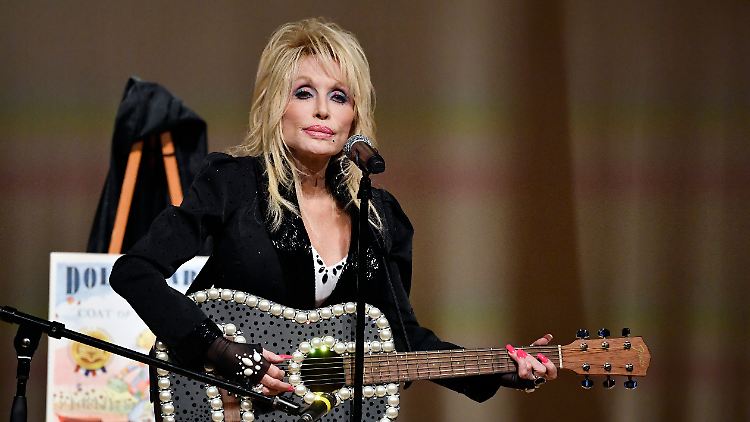 "Ich würde nicht hier sein, wenn du nicht da gewesen wärst", singt Dolly Parton ihrem Mann zum Abschied.