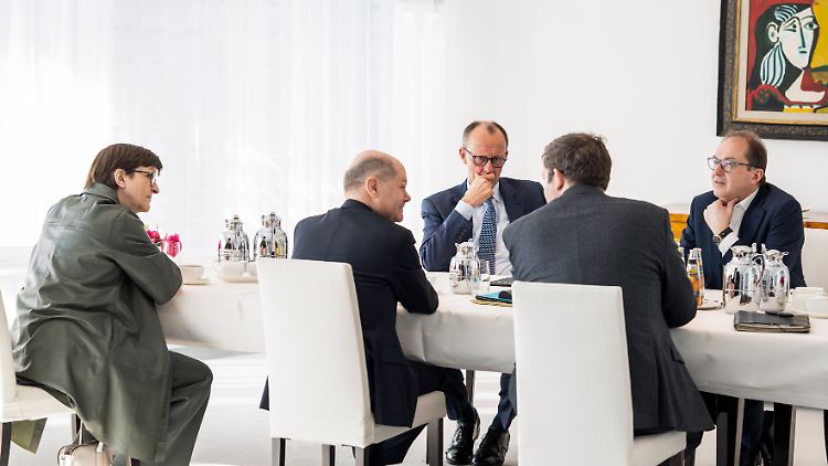Vier Herren im Gespräch, Esken hört zu. Das Foto drängt die SPD-Chefin zu einer Erklärung. 