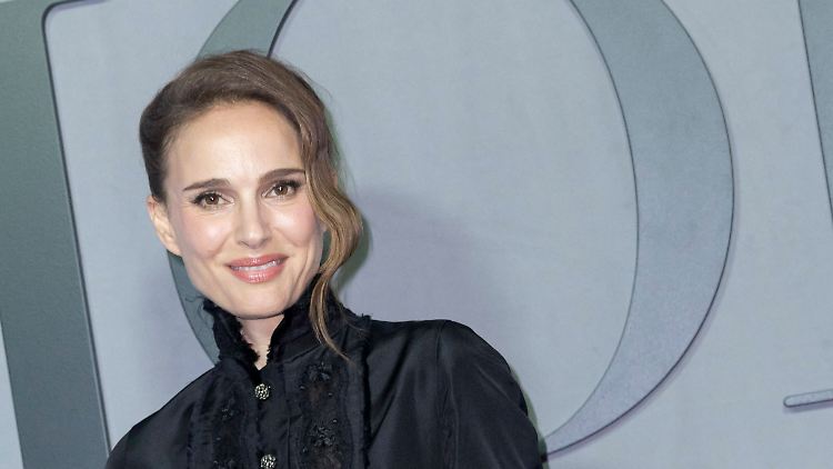 Frankophil: Natalie Portman trägt Anfang März Dior. 