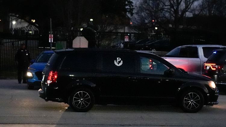 Ein Leichenwagen verlässt das Gefängnis nach der Exekution. 