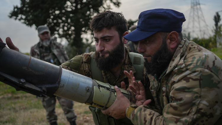 Syrische Sicherheitskräfte gehen gegen Anhänger des gestürzten syrischen Präsidenten al-Assad vor.
