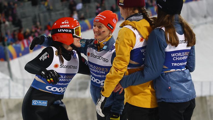 Für Katharina Schmid sprang nochmal eine WM-Medaille im Team heraus.