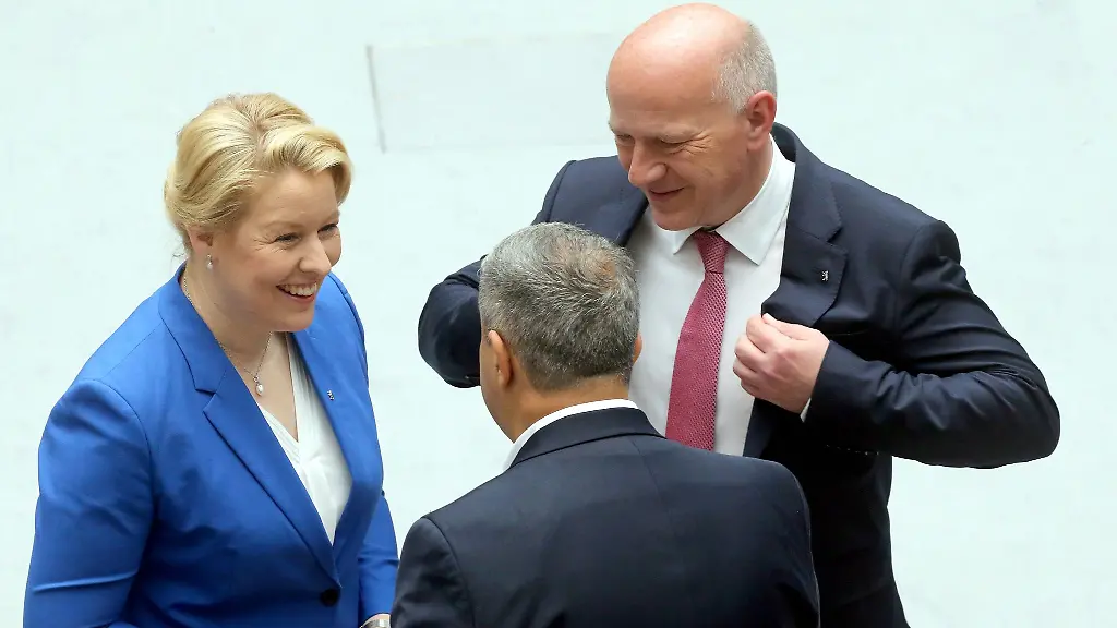 Wirtschaftssenatorin-Franziska-Giffey-Kai-Wegner-Regierender-Buergermeister-in-Berlin-und-Raed-Saleh-SPD-Fraktionschef-im-Abgeordnetenhaus-unterhalten-sich