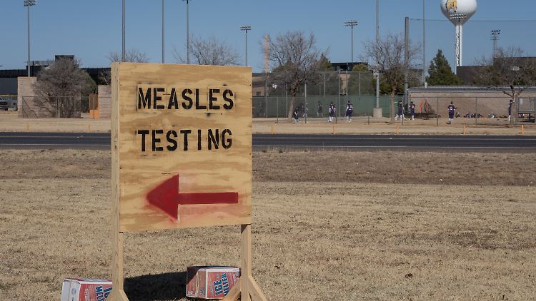 Ein Schild in Seminole, Texas weist den Weg zu Masern-Tests in einem Krankenhaus.