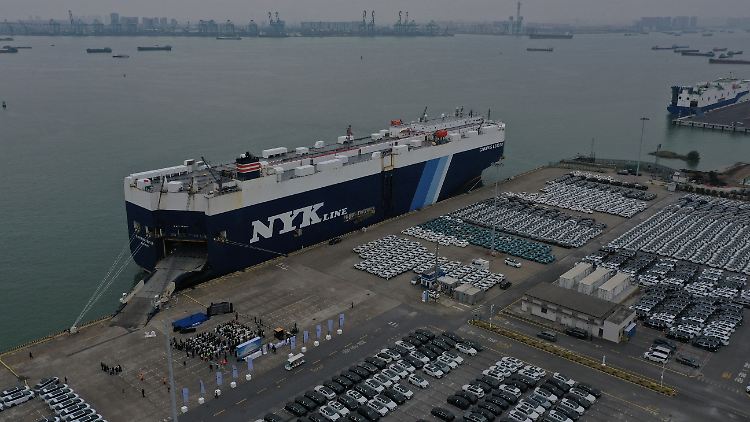 Im Hafen des chinesichen Guangzhou werden Autos verladen.