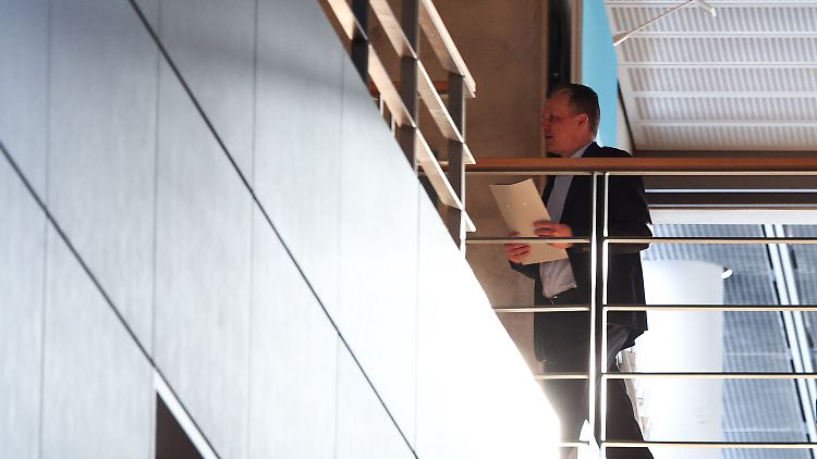 Unionsfraktionsgeschäftsführer Thorsten Frei  im Jakob-Kaiser-Haus, wo sich SPD und Union zu den Sondierungen treffen.