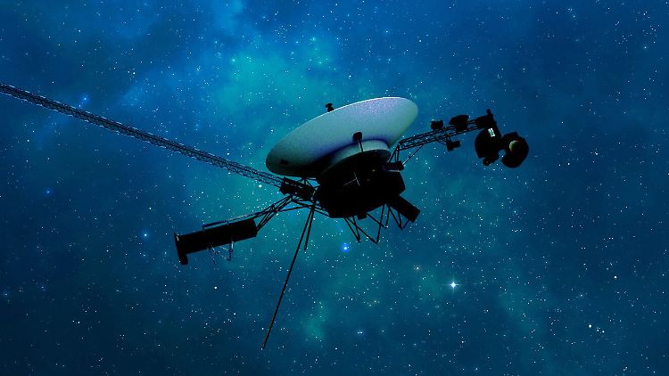 Die Darstellung zeigt Voyager 1 bei der Arbeit im All.