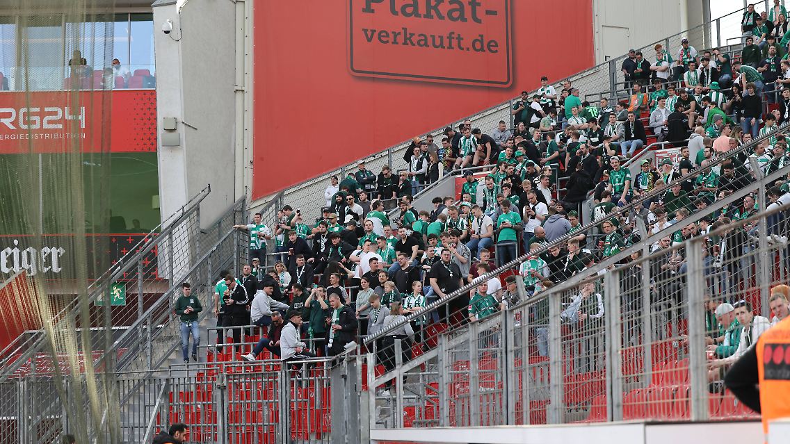 Nur wenige Fans schafften es bis nach Leverkusen.