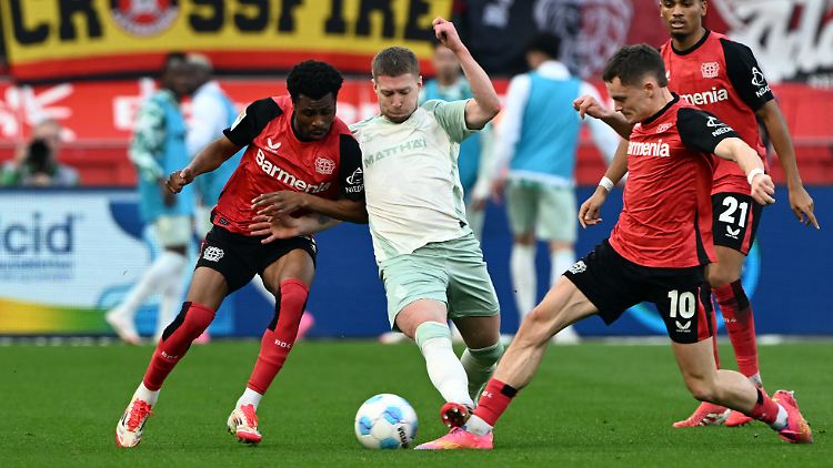 Mitchell Weiser steht auf dem Knöchel von Florian Wirtz.