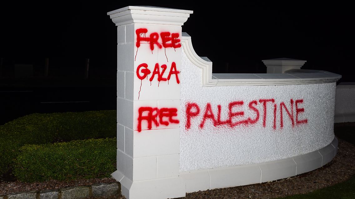 Ein Foto von Palestine Action zeigt die Sprüche "Freiheit für Gaza" und "Freiheit für Palästina" auf einer Geländeeinfassung.