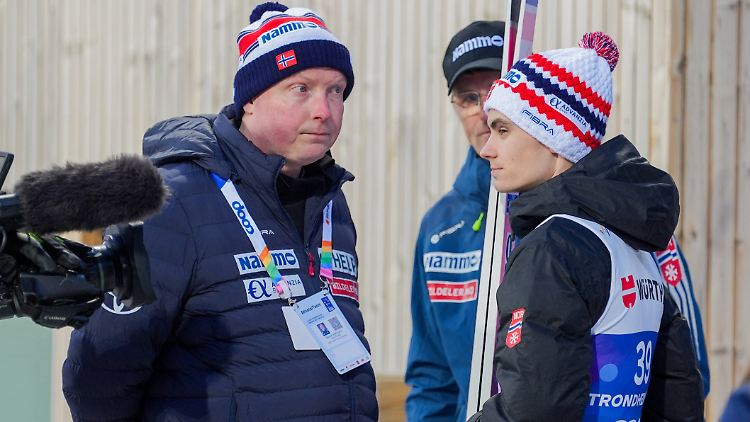 Marius Lindvik (r.) verlor seine Silbermedaille.