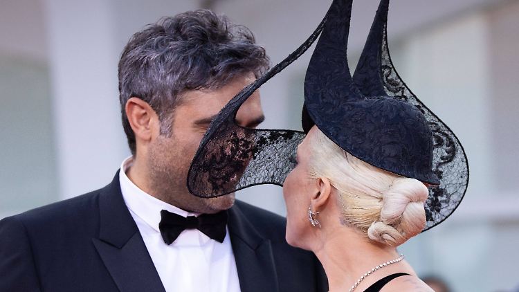 Lady Gaga und ihr Verlobter Michael Polansky bei den 81. Internationalen Filmfestspiele von Venedig. 
