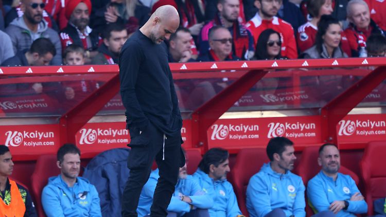 Ein gewohntes Bild: Pep Guardiola schaut auf den Boden.