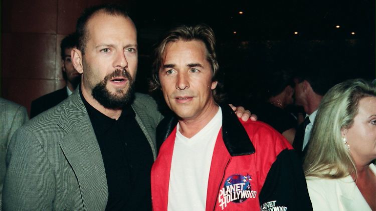 Die Hollywoodstars Bruce Willis und Don Johnson (rechts) bei der Eröffnungsparty von Planet Hollywood 1991 in New York. 