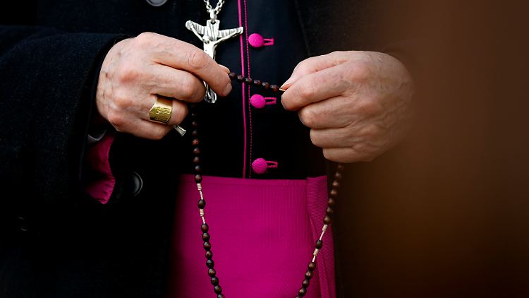 Drei Wochen in der Klinik: Erzkonservative Papstkritiker arbeiten derzeit vermehrt an Verschwörungserzählungen.