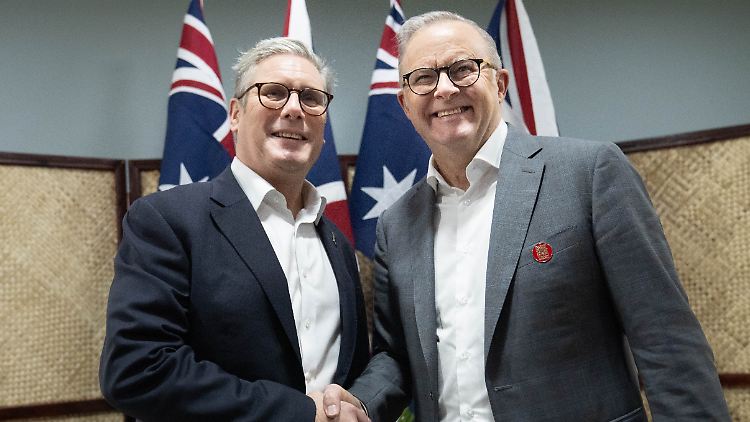 Australiens Premier Albanese (r) mit dem britischhen Premier Starmer beim Commonwealth-Gipfel in Samoa. 