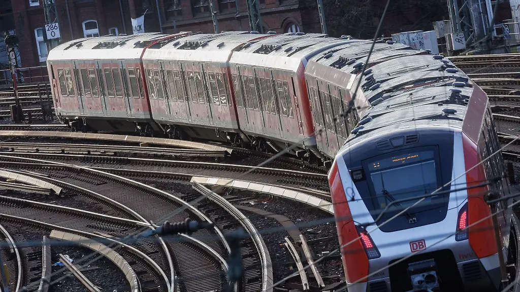 Eine-S-Bahn-verlaesst-den-Hauptbahnhof-Hamburg
