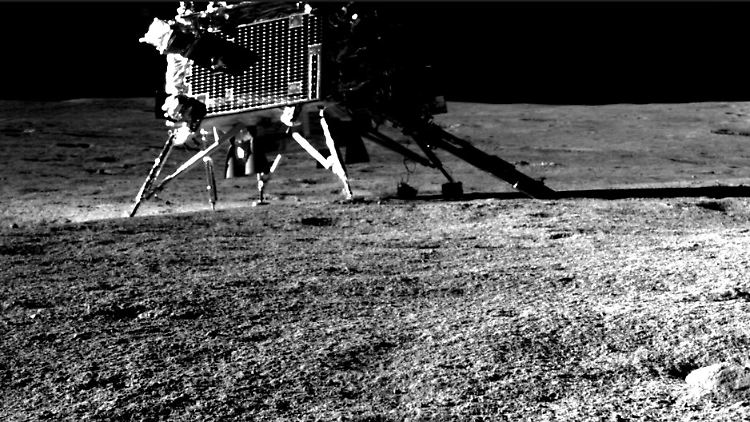 Der Vikram-Lander auf der Mondoberfläche mit der ChaSTE-Sonde im Einsatz, fotografiert vom Pragyan-Rover.