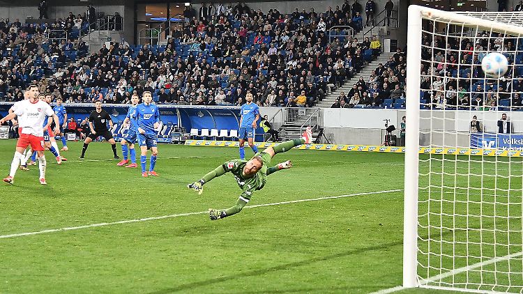 Zivzivadze schießt, Baumann fliegt, der Ball ist im Netz.