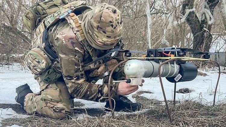 Ein Soldat der russischen Luftlandetruppen startet eine FPV-Drohne in der westrussischen Region Kursk. 