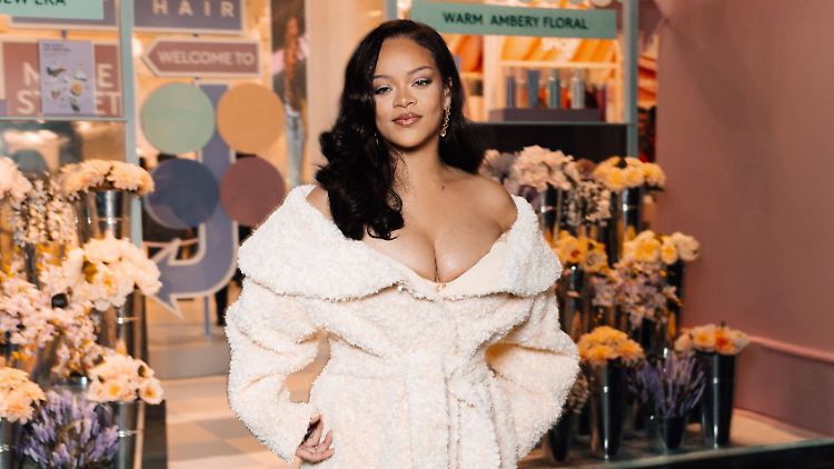 Mit ihren Bildern zum Weltfrauentag würdigt Rihanna die Schönheit der Mutterschaft und das Wunder der Geburt.