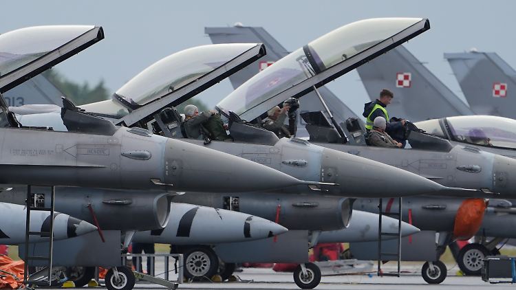 Die Abhängigkeit von den USA ist groß: Hier bereiten sich Piloten von Kampfjets des Typs F-16 im Juni 2024 auf ein Nato-Luftwaffen-Manöver vor. 
