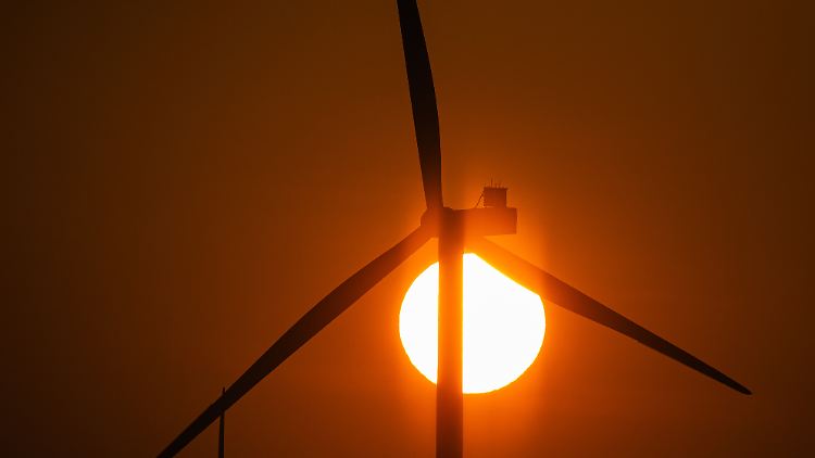 Sonne und Wind erzeugen Strom günstiger als andere Quellen. Wann kommt das bei den Verbrauchern an?
