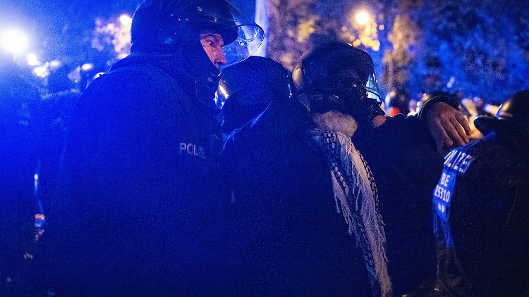 Polizisten bei einer propalästinensischen Demonstration in Berlin-Kreuzberg (Archivbild).