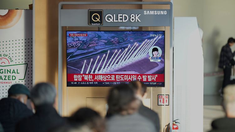 In einem Bahnhof von Seoul läuft eine Nachrichtensendung über den Raketentest Nordkoreas.  