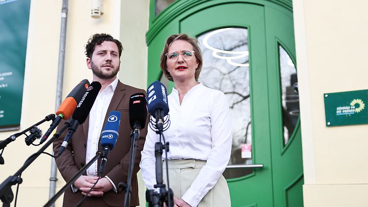 Die Grünen-Chefs Felix Banaszak und  Franziska Brantner sind unzufrieden mit den Milliardenplänen von Union und SPD.