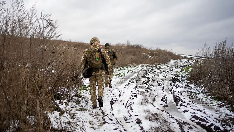 Offiziere des ukrainischen Grenzschutzes gehen im November 2023 zu ihren Stellungen in Sumy. 