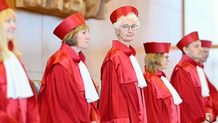 Verfassungsgerichts-Vizepräsidentin Doris König und der Zweite Senat sind für die Klagen zuständig.