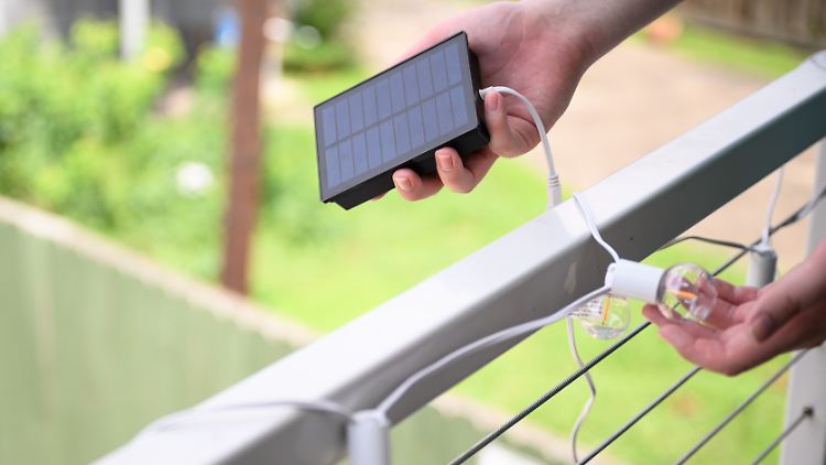 Auch Lichterketten für den Balkon lassen sich mit Hilfe von Solarpanelen betreiben.